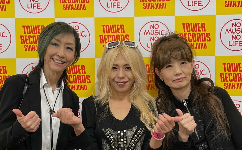 61歳の今もファンキーな寺田さん（中央）