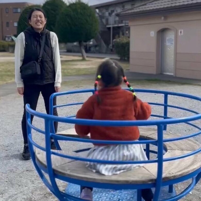 「もう帰ろうよ〜」の声が聞こえる…お子さんと公園で過ごす横澤夏子さん