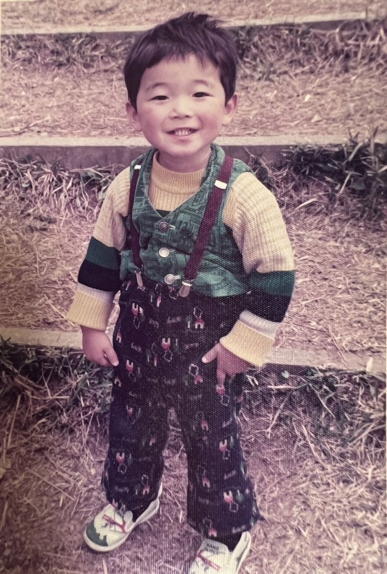 人なつっこい笑顔　幼少期の佐藤さん