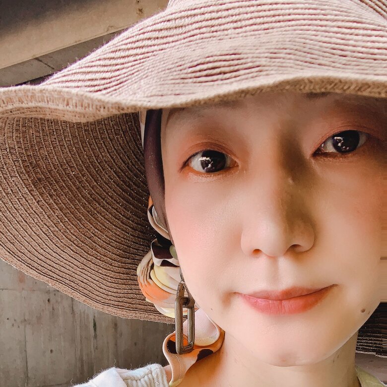 大きなピアスが素敵