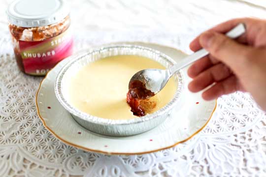 成城石井の北海道純生クリームレアチーズケーキにジャムをトッピングしたところ