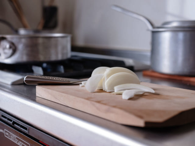 くし形切りにした玉ねぎ