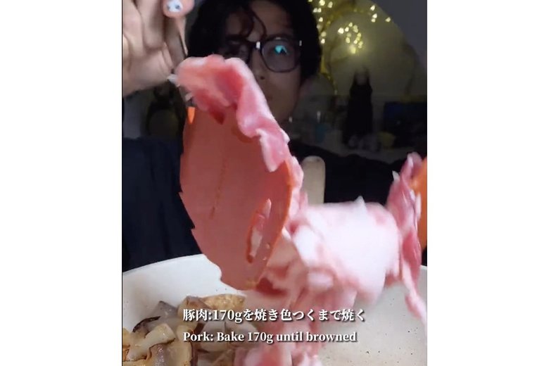 【作り方5】新玉ねぎを炒めているフライパンに豚バラ肉を投入する
