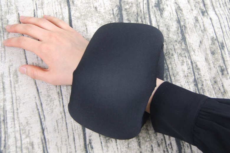 セリアのおすすめ商品「リラックスミニまくら」の使用中画像3