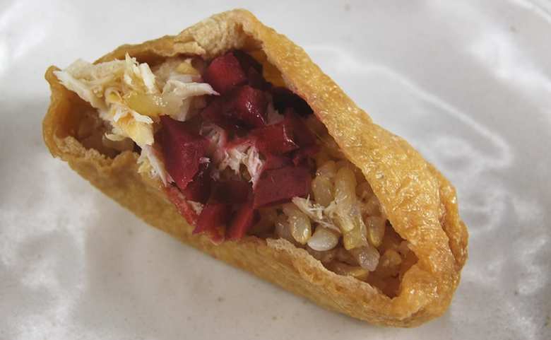 ナチュラルローソンのおすすめお弁当「焼さば玄米いなり寿司 3個入」のアップ画像