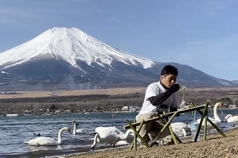 富士山を背景にソロ活に勤しむ上田さん