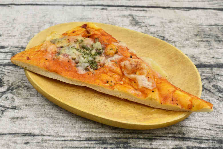 ローソンのおすすめパン「もっちり食感の三角ピザパン（舞茸＆ベーコン）の実物画像