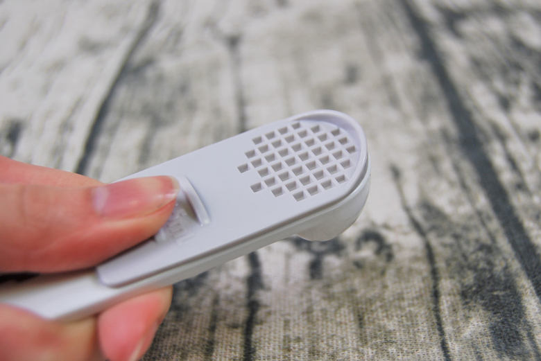 セリアのおすすめキッチン用品「片手で簡単！ すりきり計量スプーン」の実物画像