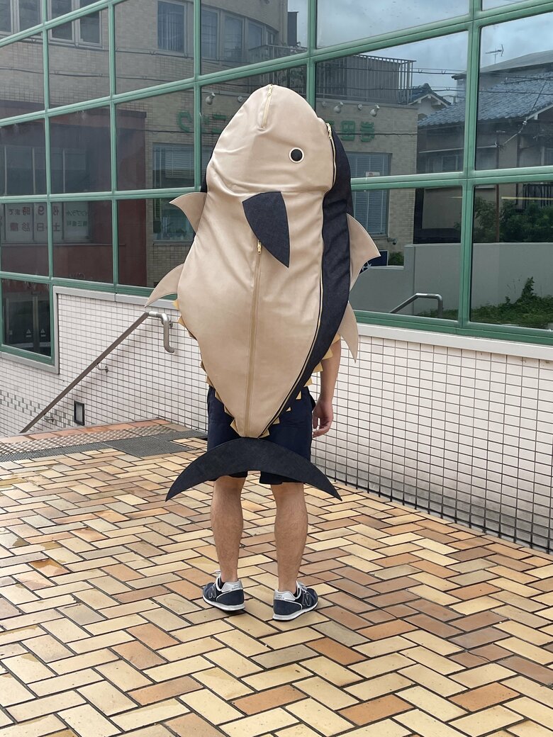 圧巻！“全長150センチ”マグロリュックを背負う姿が話題に！