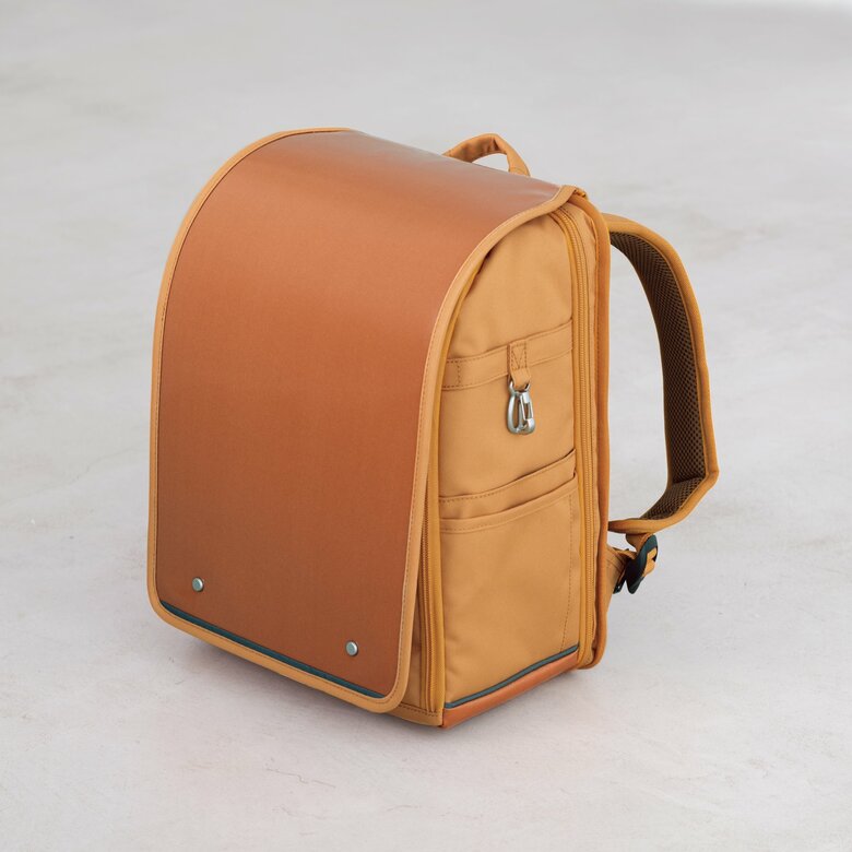 環境配慮の視点を子どもたちに伝えるために素材は先進的なリサイクル生地を採用。デザイン、機能性、環境視点のどれも追求した