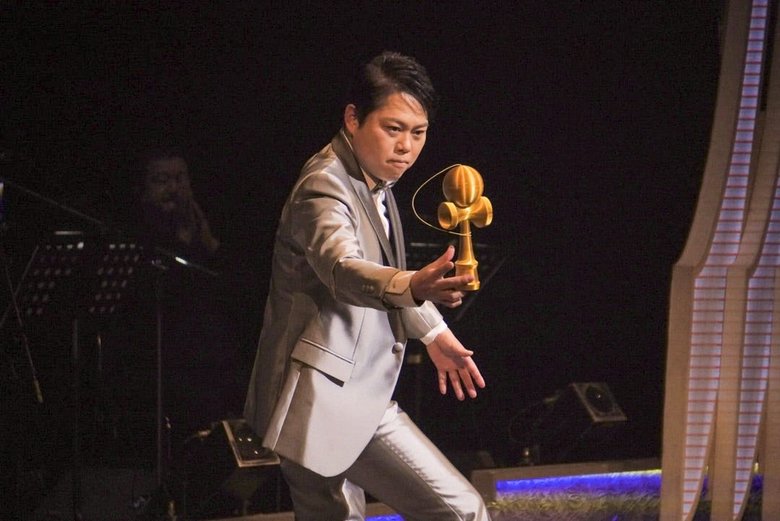 けん玉を披露する三山さん