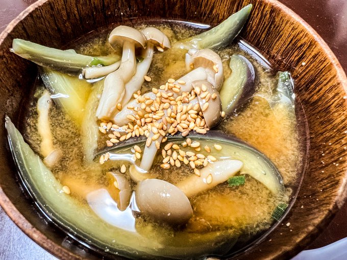 疲れが吹き飛ぶ！ナスとぶなしめじのお味噌汁。