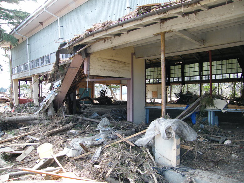 震災直後、被災した小学校の様子