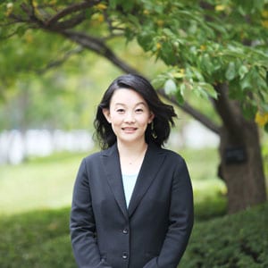 1997年、一橋大学法学部卒業。日経BP社にて経済誌記者、2006〜07年ミシガン大学フルブライト客員研究員、14年よりフリージャーナリスト。18年、一橋大学経営学修士課程修了。現在、東京工業大学リベラルアーツ研究教育院准教授。著書は『「男女格差後進国」の衝撃　無意識のジェンダー・バイアスを克服する』など多数。