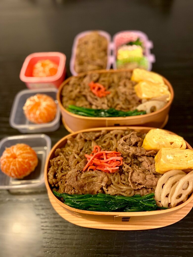 いまも５時起きでお弁当作りをする茂森さん。「急に“明日部活だから”と言われ、慌てて作った牛丼弁当です」