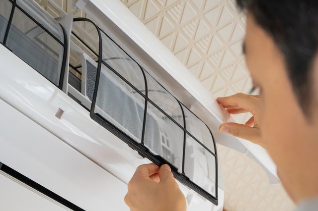 エアコンフィルターを取り外して掃除する（写真はイメージ）