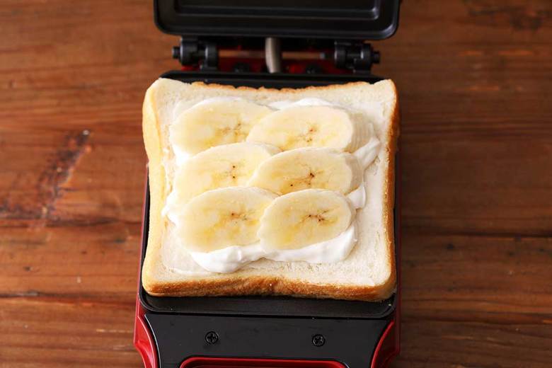 ホットサンドメーカーに④をセットする。もう1枚のパンをのせたらカバーを閉じて焼く。