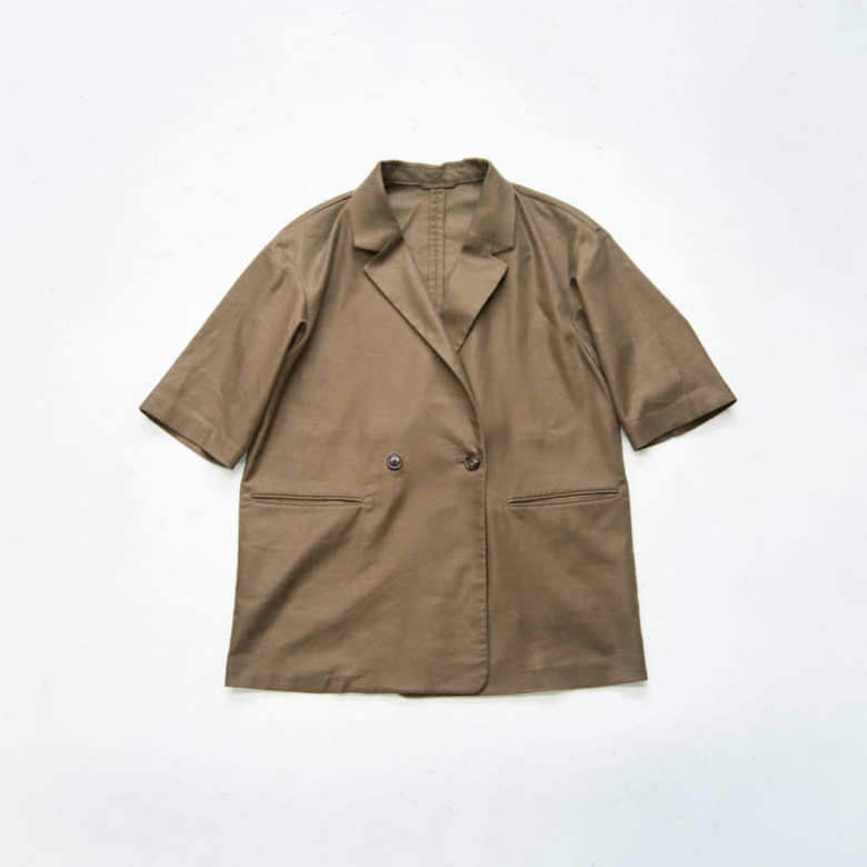 「GU」の「ハーフスリーブジャケット」。「暑い日のジャケットスタイルを半袖で涼やかに。ゆるいシルエットで堅苦しくなく、リモートワークを快適にしてくれます」（山本さん）