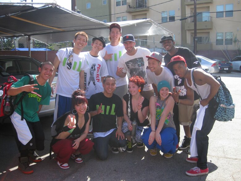 アメリカ訪問時に現地ダンサーとシットキングスが一緒に撮った集合写真