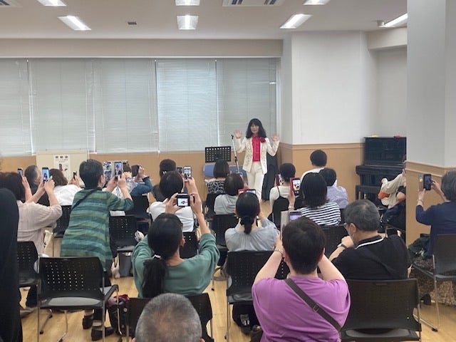 カルチャースクールの昭和歌謡講座の講師も務めている