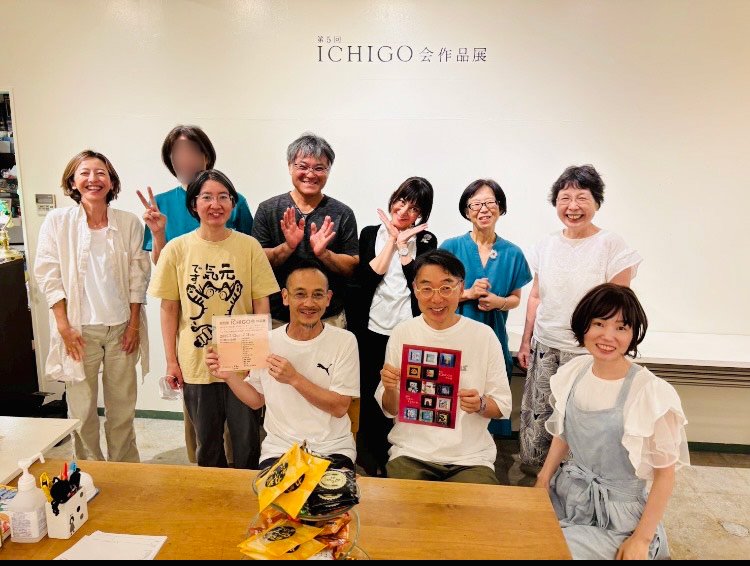 絵話塾の仲間とは毎年作品展も開いている（前方右から2番目の赤いクリアファイルを持つのがみやもとさん）