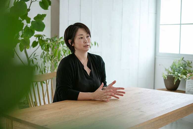 今回お話を聞いたのは、ライオン株式会社にて20年間皮膚の基礎研究員として携わり、現在は『hadakara』の製品企画に携わっているという尾林裕子さん。