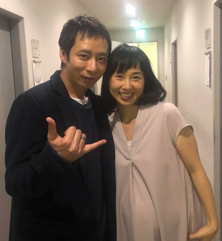 石田純一さんとすみれさん、子どもたちともにお誕生日会での一枚
