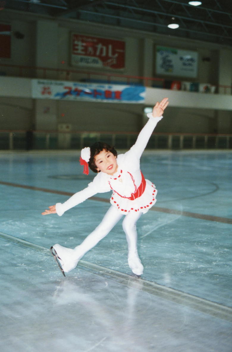 母が作った衣装を着て、両手を広げてポーズ決める、中野さん8歳の貴重な一枚。