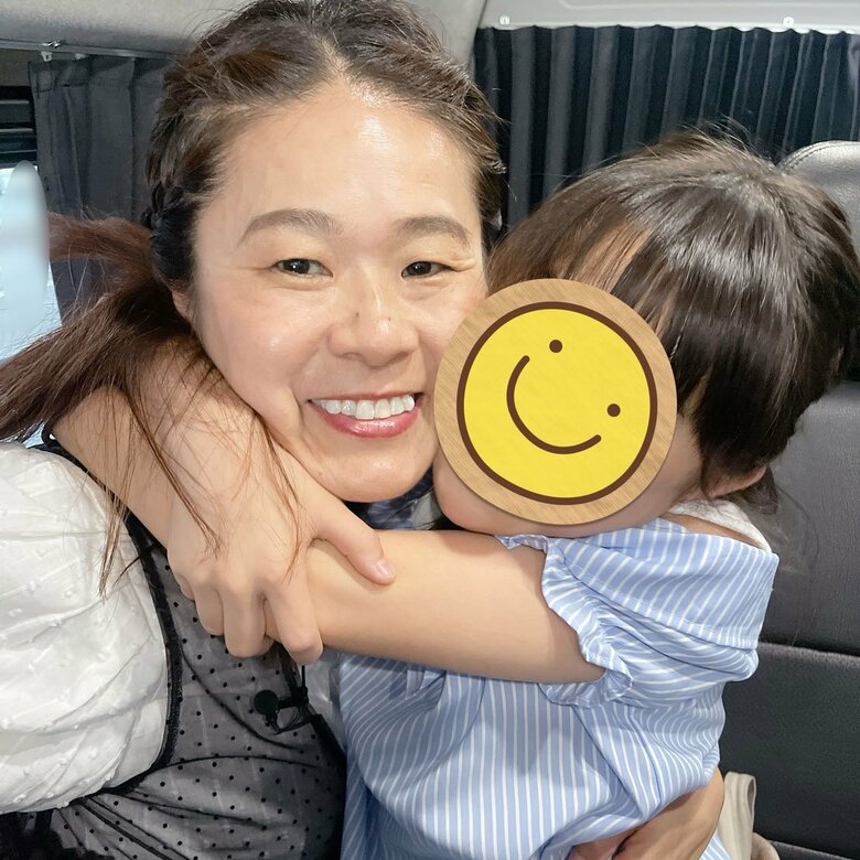 娘に抱きつかれている幸せいっぱいの澤さん