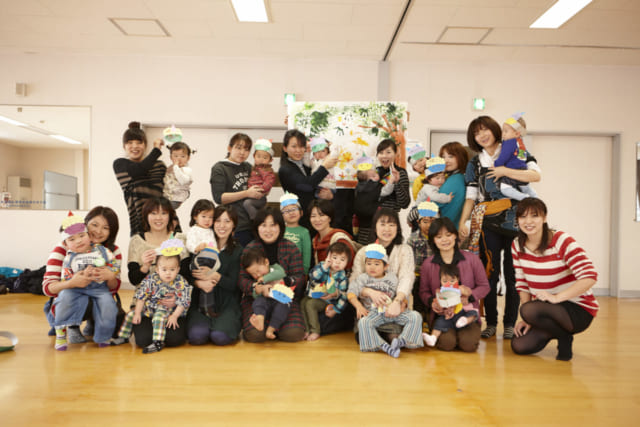 2013年ごろの活動にて。最前列左から2番目が荒木さん