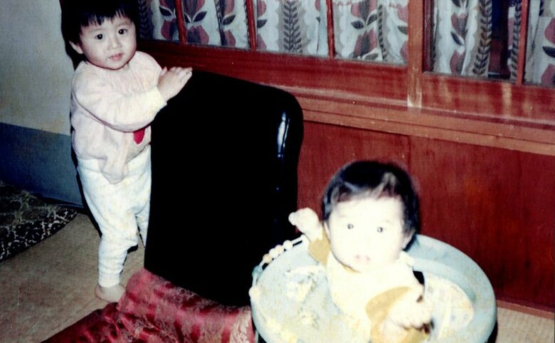 幼少期のU.K.さん（右）とお兄さん