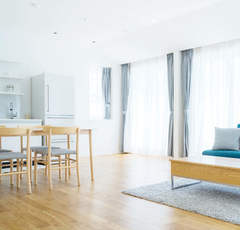 室内にも紫外線が!?家にいても日焼け止めは塗るべきですか？