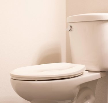 出てきた後は顔が別人… 職場のトイレを占拠する同僚に怒りが収まりません