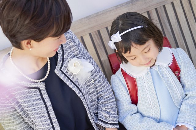 小学生の娘と母親
