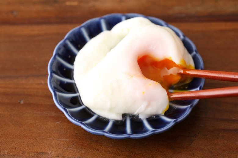 電子レンジで作る半熟卵の中を割ったところ