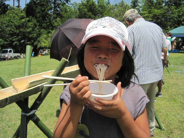 日本の夏といえば流しそうめん！