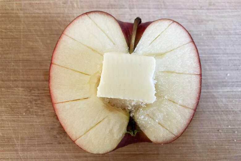 【作り方7】砂糖の上にバター3gを入れる