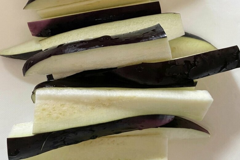 【作り方1】なすは縦半分に切り、縦に1〜1.5cm幅のくし形切りに