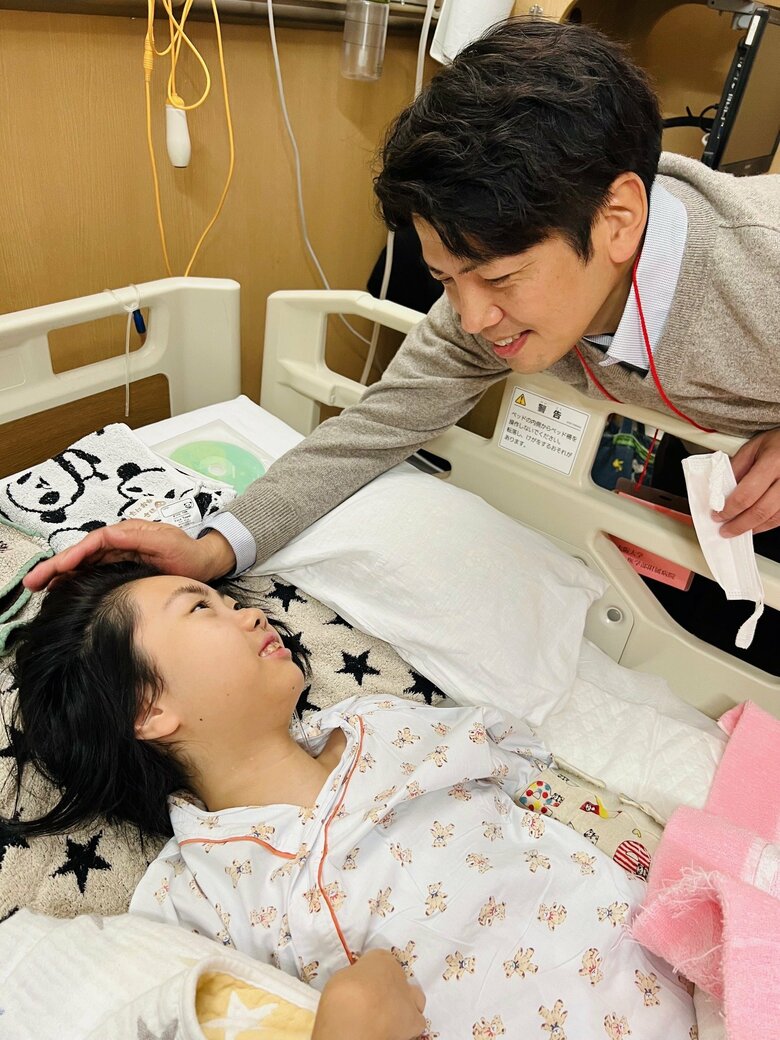 大きな手術後の入院中、笑顔でアイコンタクトをする紗帆さん