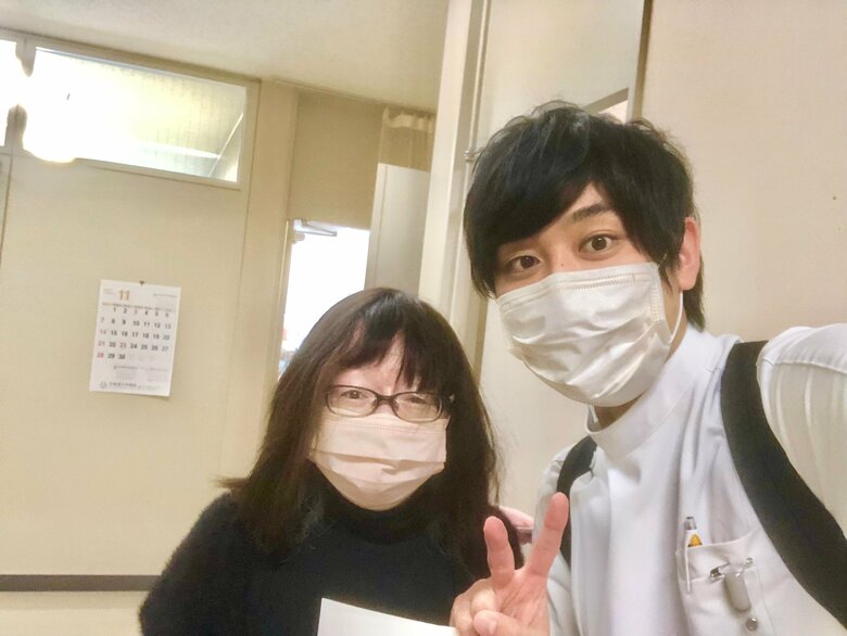 表皮水疱症友の会 代表の宮本さんと中村医師