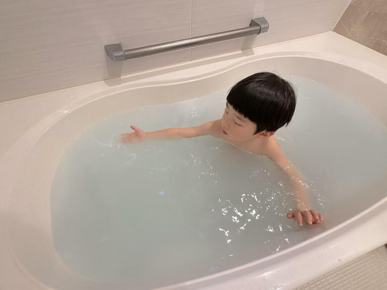 石井さんの4歳の長男は普段より長風呂に。癒やしの香りを満喫したよう