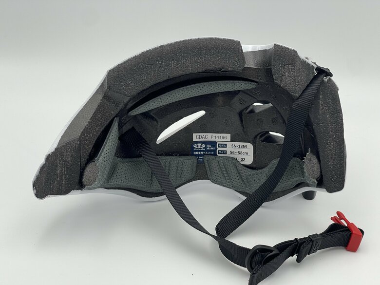 SGマーク認証がついたヘルメットの断面は20ミリほどの厚みがある（提供／オージーケーカブト）