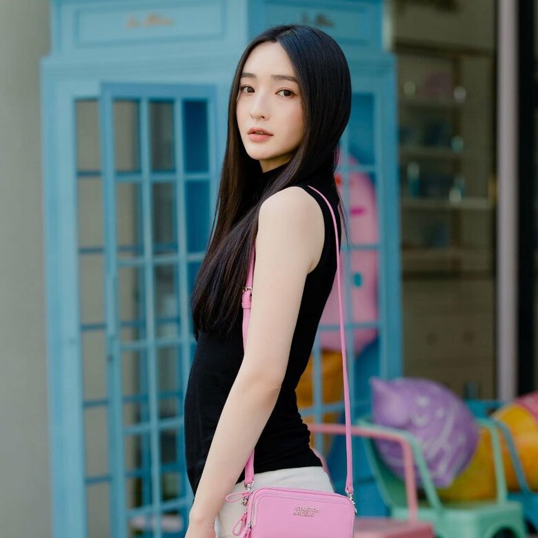 モデルとしてさまざまな衣装を着こなす