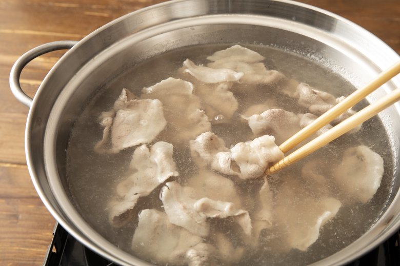 鍋に湯を沸かし、一度沸騰させたら弱火にして沸騰しない火加減にする。豚肉を入れてくっつかないように箸などでほぐしながらゆでる。豚肉の赤いところがなくなったらザルにあげる。