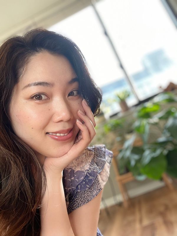 美しい手指を武器にハンドモデルとして活躍する永瀬まりさん