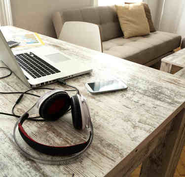 約8割が「姿勢の悪さ」を自覚！ デスクワークの「生産性の低下」や「不調感」にも影響？