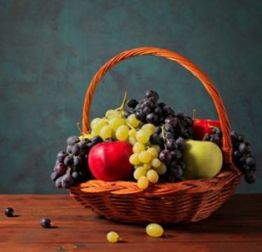 ポッコリお腹へ一直線!?りんごとぶどうを夜に食べてはいけないワケ