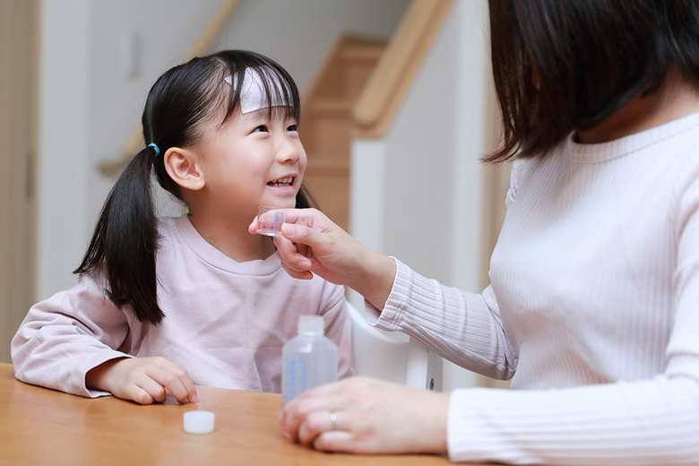 薬を飲む子ども