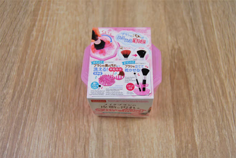 ダイソーのおすすめ商品「メイクブラシクリーナー」のパッケージ画像