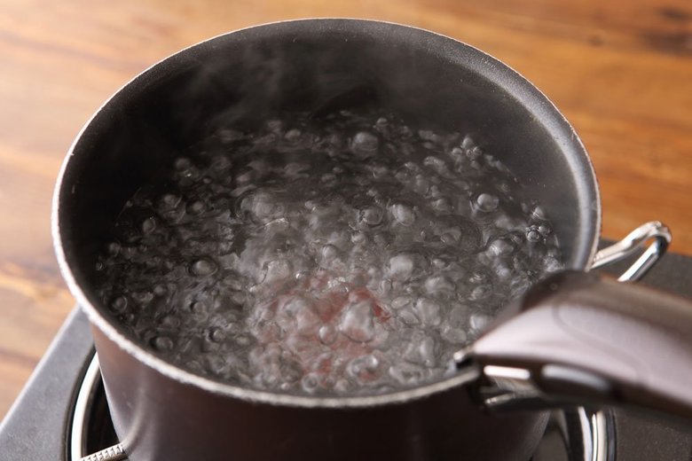 お湯が沸騰した片手鍋